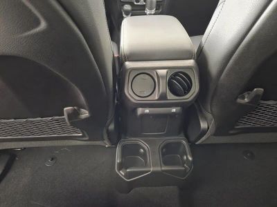 2026 Jeep Gladiator — photo 17 view