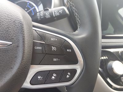 2023 Chrysler Pacifica — photo 12 view