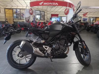 2025 Honda CB300R - Photo 11