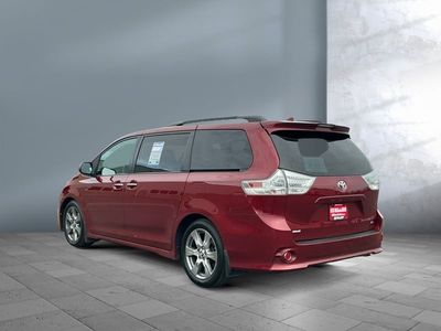 2018 Toyota Sienna — front three-quarter view