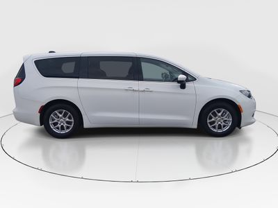 2023 Chrysler Voyager - Photo 8