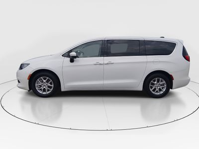 2023 Chrysler Voyager - Photo 4