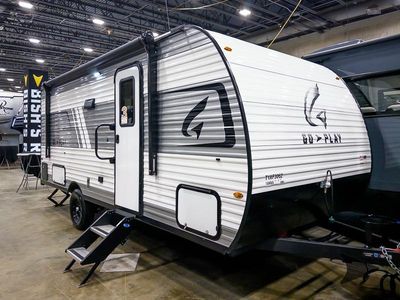 2026 Wayfinder RV Go Play — front three-quarter view