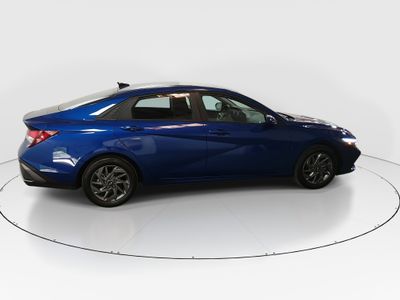 2024 Hyundai Elantra — photo 8 view
