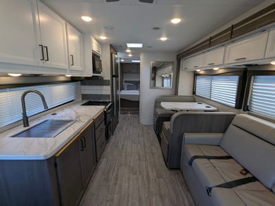 2025 Thor Motor Coach Four Winds — photo 18 view