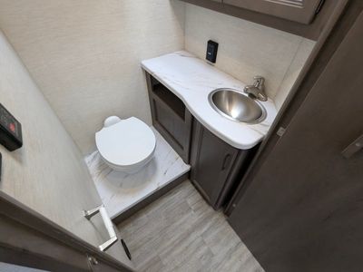 2025 Thor Motor Coach Four Winds — photo 22 view