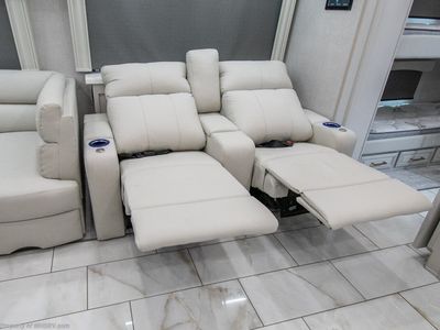 2026 Fleetwood Discovery LXE - Photo 12