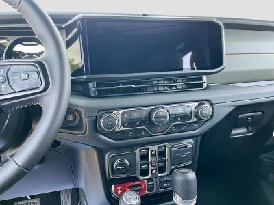 2026 Jeep Gladiator — photo 13 view