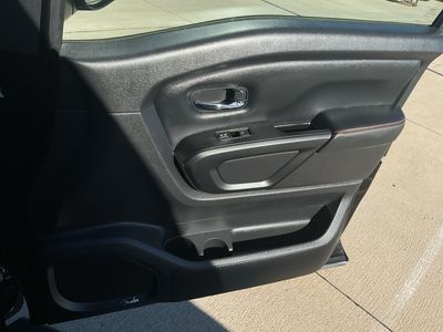 2023 Nissan Titan — photo 10 view