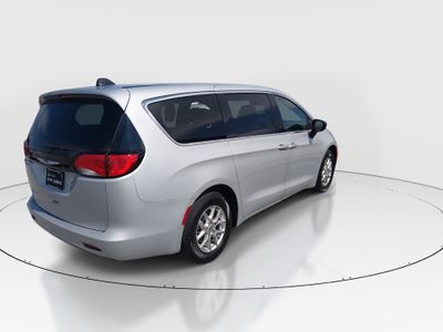 2024 Chrysler Voyager - Photo 7