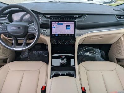 2025 Jeep Grand Cherokee — photo 18 view