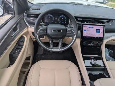 2025 Jeep Grand Cherokee — photo 19 view