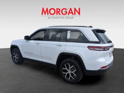 2025 Jeep Grand Cherokee — engine compartment view