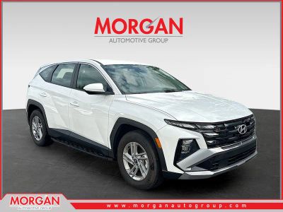2025 Hyundai TUCSON SE in Serenity White Pearl — front three-quarter view