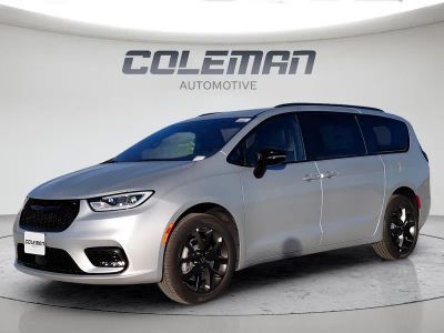 2026 Chrysler Pacifica Limited in Silver Mist Clear-Coat Exterior Paint — front three-quarter view