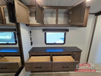 2026 Cougar Half-Ton 33RLI — photo 30 view