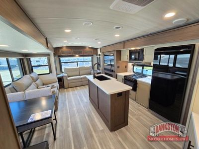 2026 Cougar Half-Ton 33RLI — photo 7 view