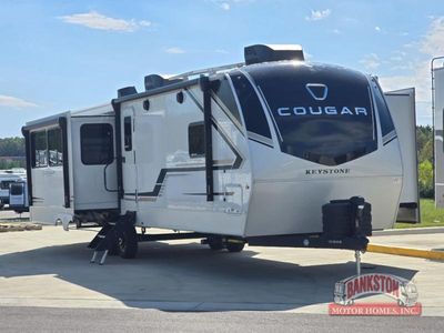 2026 Cougar Half-Ton 33RLI — front three-quarter view