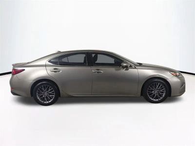 2018 Lexus ES — interior view