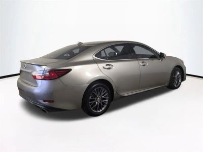 2018 Lexus ES — detail view