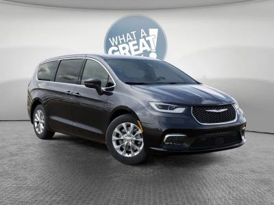 2026 Chrysler Pacifica Select in Diamond Black Crystal Pearl-Coat Exterior Paint — front three-quarter view