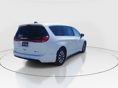 2024 Chrysler Pacifica — photo 7 view