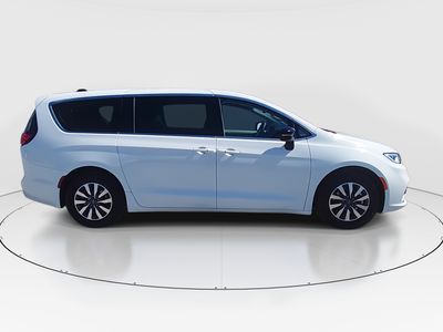 2024 Chrysler Pacifica — photo 8 view