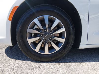 2024 Chrysler Pacifica — photo 10 view