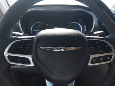2024 Chrysler Pacifica — photo 12 view