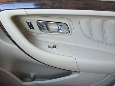 2019 Ford Taurus - Photo 8
