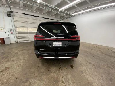 2024 Chrysler Pacifica — detail view