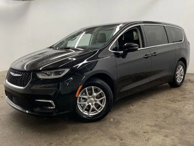 2024 Chrysler Pacifica Touring L in Blk/Black — front three-quarter view