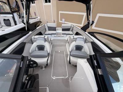 2025 Scarab 255 SE - Photo 12