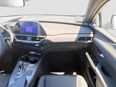 2026 Lexus UX — photo 18 view