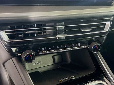 2025 Chevrolet Traverse - Photo 12