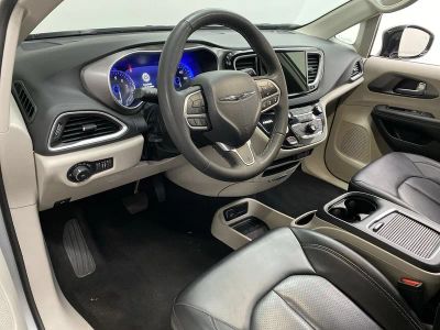 2024 Chrysler Pacifica — side profile view