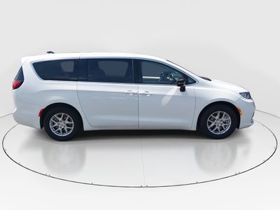 2024 Chrysler Pacifica — photo 8 view
