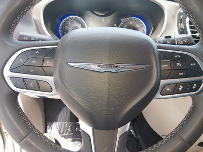 2024 Chrysler Pacifica — photo 12 view
