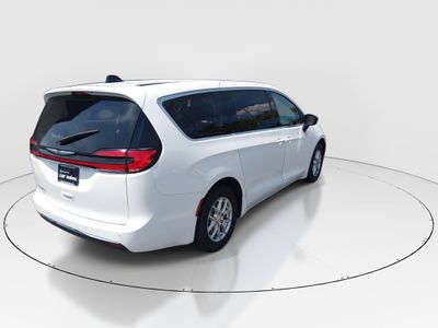 2024 Chrysler Pacifica — photo 7 view