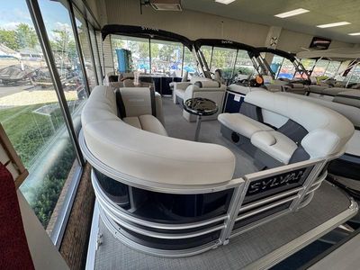 2026 Sylvan MIRAGE 8520 PARTY FISH — front three-quarter view