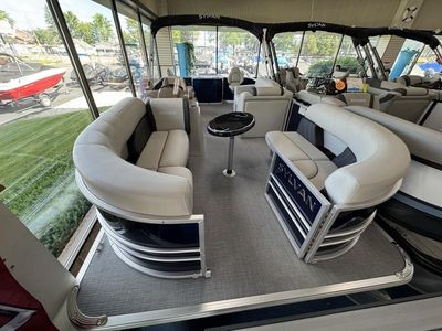 2026 Sylvan MIRAGE 8520 PARTY FISH — engine compartment view