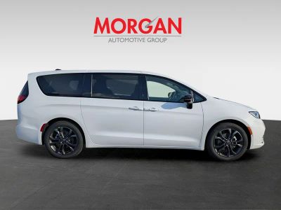 2026 Chrysler Pacifica — side profile view