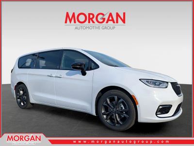 2026 Chrysler Pacifica Select in White — front three-quarter view