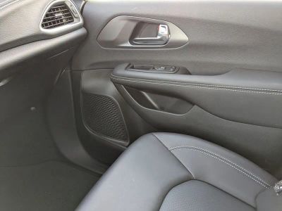 2026 Chrysler Pacifica — photo 19 view