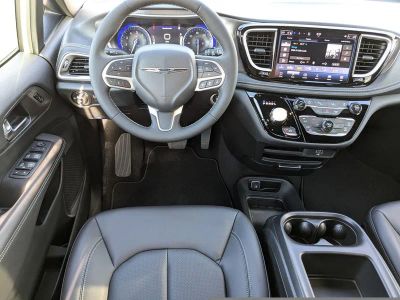 2026 Chrysler Pacifica — photo 18 view