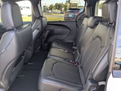 2026 Chrysler Pacifica — photo 15 view