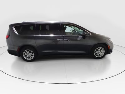 2023 Chrysler Pacifica — photo 8 view