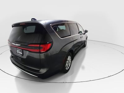 2023 Chrysler Pacifica — photo 7 view