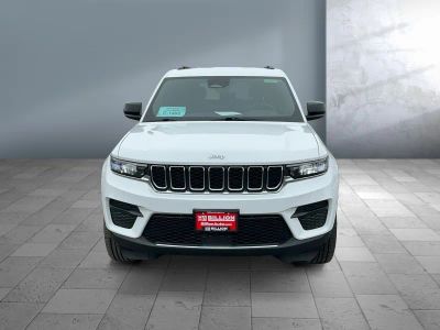 2024 Jeep Grand Cherokee — side profile view