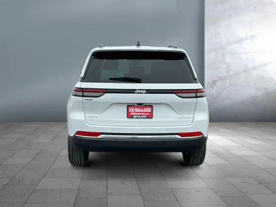 2024 Jeep Grand Cherokee — detail view